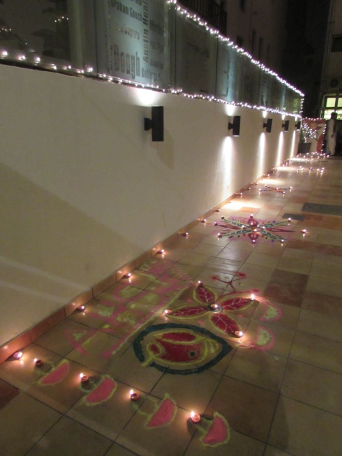 Luzes e desenhos para receber a deusa Lakshmi